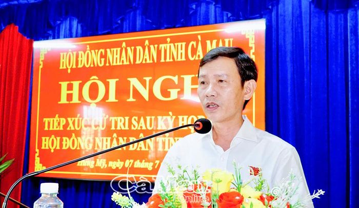 Phó Trưởng Ban Văn hóa - Xã hội HĐND tỉnh Nguyễn Đức Tiến phát biểu tại buổi tiếp xúc cử tri xã Hưng Mỹ.