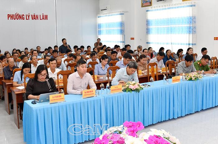 Đông đảo cử tri Phường Lý Văn Lâm tham dự buổi tiếp xúc.