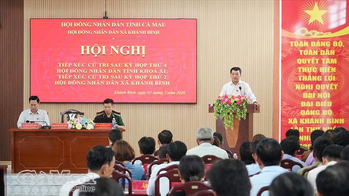 Giám đốc Sở Nội vụ Nguyễn Minh Nhứt thay mặt Tổ đại biểu HĐND tỉnh ghi nhận, tiếp thu ý kiến, kiến nghị của cử tri.