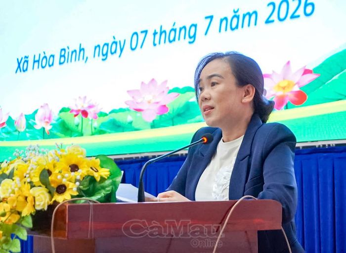  Bà Quách Thanh Thoảng, Giám đốc Trung tâm Dịch vụ việc làm tỉnh Cà Mau, tuyên truyền, cảnh báo các hình thức lừa đảo tuyển dụng việc làm.