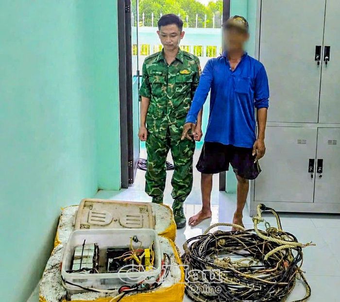 Ngư dân tự nguyện giao nộp bộ công cụ kích điện khai thác thủy sản cho cán bộ Trạm Kiểm soát biên phòng Nhà Mát.