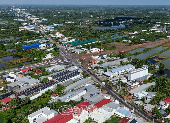 Trục giao nhau của những tuyến đường trọng điểm: Quốc lộ 1 - tuyến tránh Quốc lộ 1 - tuyến nối cao tốc, tạo nên bức tranh hạ tầng giao thông hiện đại, phát triển trên địa bàn Xã Lương Thế Trân. 