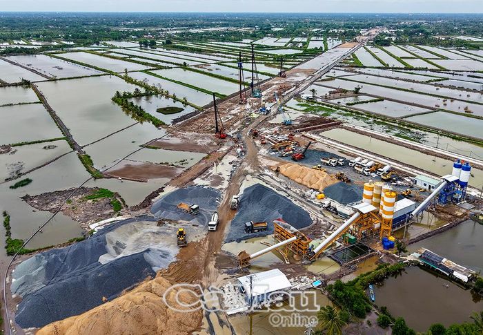 Tuyến cao tốc Cà Mau - Ðất Mũi, đoạn thành phần Cà Mau - Cái Nước tại ấp Lung Thuộc, dần định hình, điểm thêm nét mới cho bức tranh kinh tế hiện đại trên địa bàn Xã Lương Thế Trân.