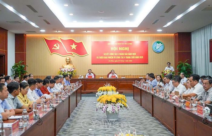 Đồng chí Lữ Quang Ngời, Phó Bí thư Tỉnh ủy, Bí thư Đảng ủy, Chủ tịch UBND tỉnh và đồng chí Lê Hoài Bảo, Phó Bí thư Đảng ủy UBND tỉnh, chủ trì hội nghị.