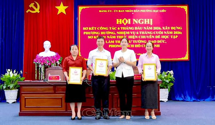 Đồng chí Tô Việt Thu, Ủy viên Ban Thường vụ Tỉnh ủy, Bí thư Đảng ủy, Chủ tịch HĐND phường Bạc Liêu, trao bảng tuyên dương 3 tập thể, 2 cá nhân tiêu biểu trong học tập và làm theo tư tưởng, đạo đức, phong cách Hồ Chí Minh.