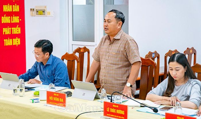 Đồng chí Võ Văn Đa, Phó Bí thư Thường trực Đảng ủy phường An Xuyên, làm rõ một số nội dung liên quan đến việc triển khai thực hiện Luật Thực hiện dân chủ ở cơ sở trên địa bàn phường.