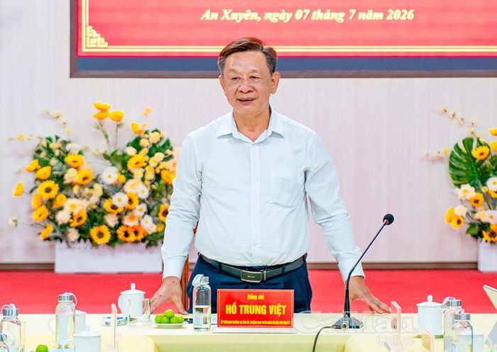  Trưởng ban Tuyên giáo và Dân vận Tỉnh ủy Hồ Trung Việt yêu cầu phường An Xuyên nâng cao hơn nữa hiệu quả thực hiện dân chủ ở cơ sở.