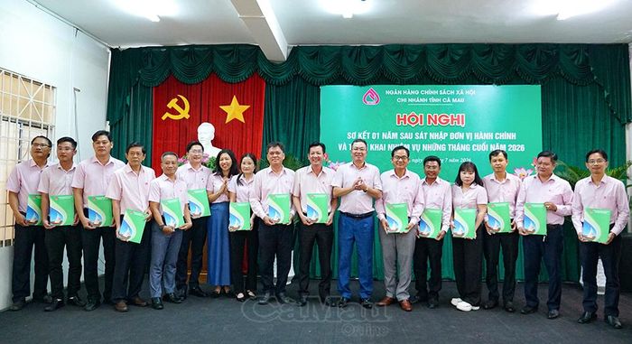 Giám đốc Chi nhánh NHCSXH tỉnh Cà Mau Bùi Văn Thuấn trao khen thưởng cho các tập thể, cá nhân có thành tích xuất sắc trong phong trào thi đua quý II năm 2026.
