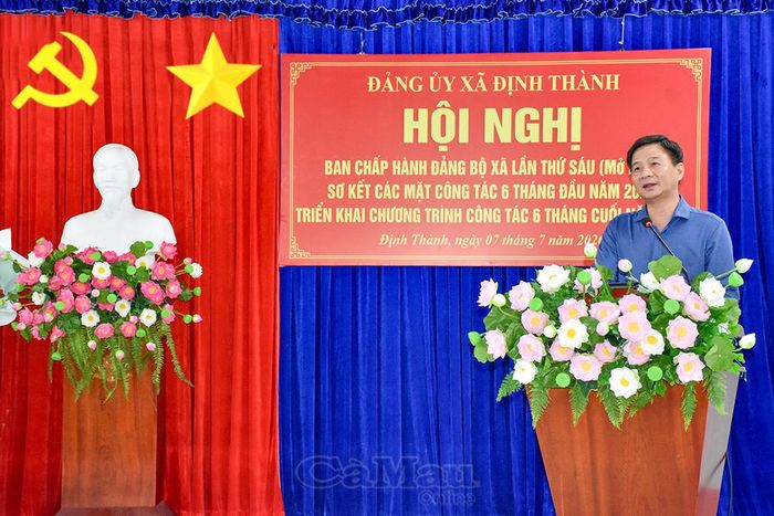 Đồng chí Nguyễn Bình Tân, Ủy viên Ban Thường vụ Tỉnh ủy, Phó Trưởng đoàn chuyên trách Đoàn đại biểu Quốc hội tỉnh Cà Mau, dự và phát biểu chỉ đạo tại Hội nghị Ban Chấp hành Đảng bộ xã lần thứ sáu (mở rộng), ngày 7/7.