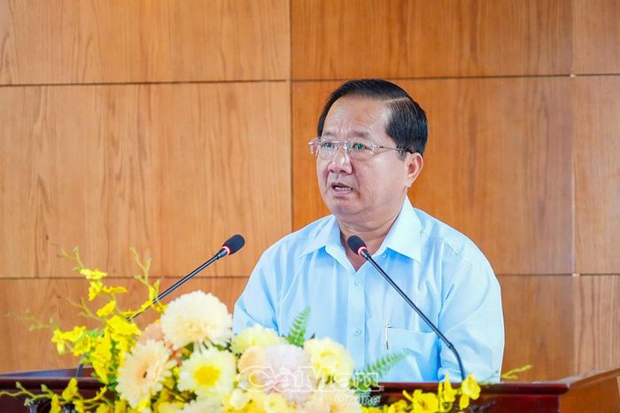 Đồng chí Lê Thanh Triều, Ủy viên Ban Thường vụ Tỉnh ủy, Phó Chủ tịch Thường trực Ủy ban MTTQ Việt Nam tỉnh Cà Mau, báo cáo kết quả công tác Mặt trận 6 tháng đầu năm và nhiệm vụ trọng tâm 6 tháng cuối năm 2026.