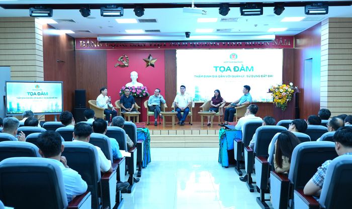 Các đại biểu trong phiên thảo luận thứ nhất