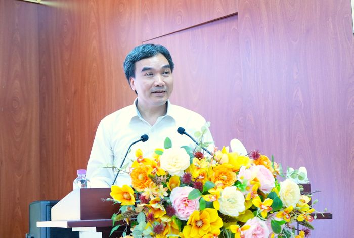 Ông Phạm Văn Bình - Phó Cục trưởng Cục Quản lý giá, Bộ Tài chính tham luận tại Tọa đàm
