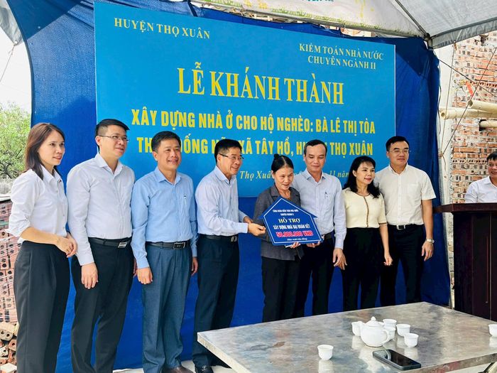 Kiểm toán trưởng KTNN chuyên ngành II Lê Đình Thăng trao hỗ trợ xây nhà đại đoàn kết cho đại diện gia đình bà Lê Thị Tòa (xã Tây Hồ, huyện Thọ Xuân, tỉnh Thanh Hóa)