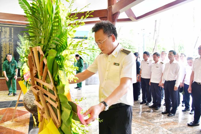 Tổng Kiểm toán nhà nước Nguyễn Hữu Nghĩa và Đoàn công tác dâng hoa tại Nhà bia tưởng niệm liệt sỹ Thanh niên xung phong toàn quốc thuộc Khu di tích Ngã ba Đồng Lộc.