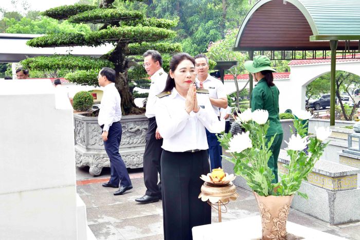  Phó Tổng Kiểm toán nhà nước. Hà Thị Mỹ Dung bày tỏ lòng thành kính trước sự hy sinh của các chiến sỹ, đặc biệt là 10 nữ thanh niên xung phong.