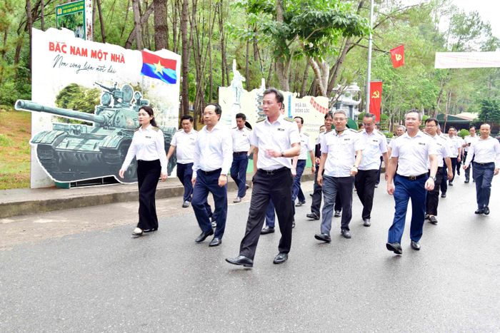 Trên mảnh đất từng nhuốm màu khói lửa, Đồng Lộc hôm nay đang hồi sinh mạnh mẽ… Ngã ba Đồng Lộc trở thành địa chỉ đỏ linh thiêng, mỗi năm, hàng chục nghìn lượt khách tìm về.