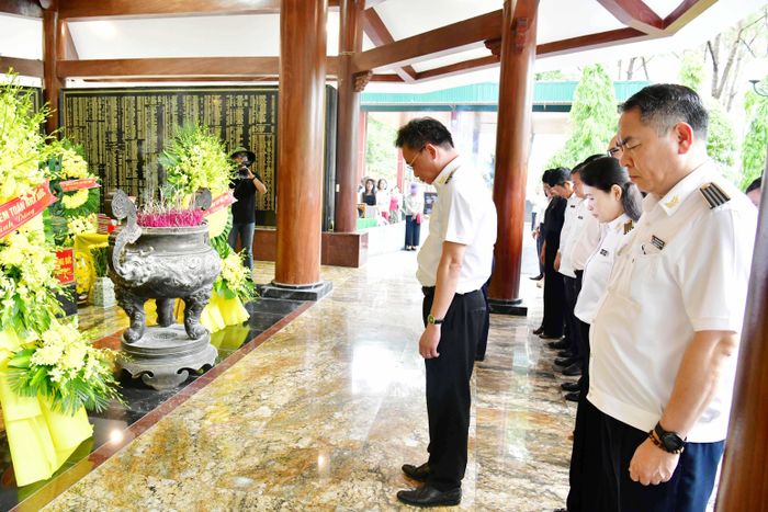 Tổng Kiểm toán nhà nước Nguyễn Hữu Nghĩa và Đoàn công tác kính cẩn nghiêng mình trước sự hy sinh cao cả của các chiến sỹ đã ngã xuống vì nền độc lập, tự do.