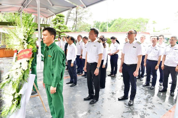 Tổng Kiểm toán nhà nước Nguyễn Hữu Nghĩa và Đoàn công tác dâng hương tại Bia Tổ quốc ghi công 10 nữ thanh niên xung phong thuộc Khu di tích Ngã ba Đồng Lộc.