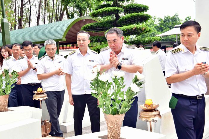Phó Tổng Kiểm toán nhà nước Trần Minh Khương và các đại biểu bày tỏ lòng thành kính trước sự hy sinh của các chiến sỹ, đặc biệt là 10 nữ thanh niên xung phong khi viếng mộ của các nữ chiến sỹ