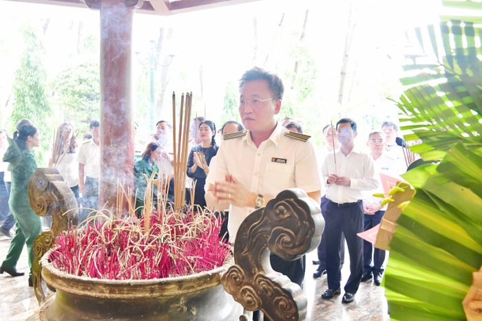 Tổng Kiểm toán nhà nước Nguyễn Hữu Nghĩa dâng hương tưởng nhớ các liệt sỹ Thanh niên xung phong toàn quốc thuộc Khu di tích Ngã ba Đồng Lộc.