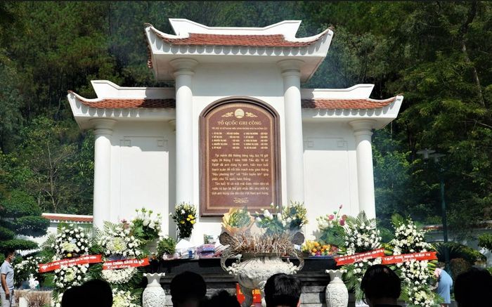 Tấm bia Tổ quốc ghi công ở khu mộ 10 cô gái: Tại mảnh đất thiêng liêng này, lúc 16h ngày 24/7/1968, Tiểu đội 10 nữ thanh niên xung phong đã anh dũng hy sinh, hiến trọn tuổi thanh xuân để nối liền mạch máu giao thông Hậu phương lớn với Tiền tuyến lớn, góp phần cho Tổ quốc toàn thắng. Tên tuổi 10 cô mãi mãi được nhân dân cả nước và bạn bè thế giới nhắc đến như một kỳ tích anh hùng của dân tộc Việt Nam