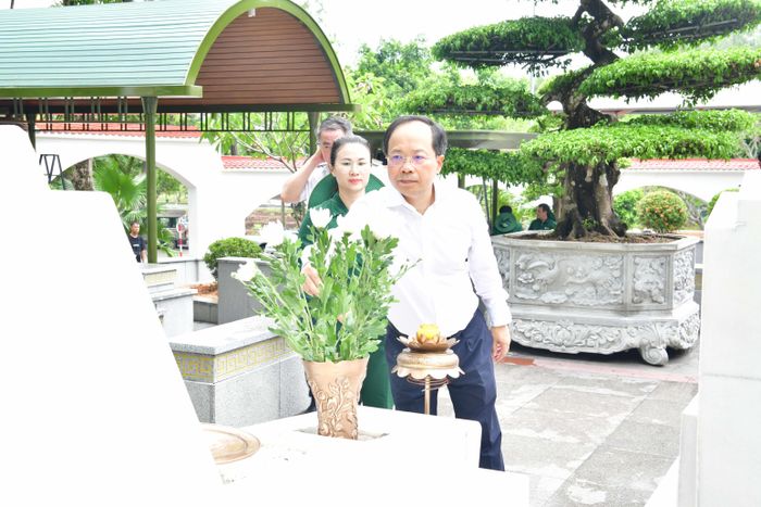 Bí thư Tỉnh ủy Hà Tĩnh Nguyễn Duy Lâm dâng hoa, thắp nén tâm nhang lên mộ phần các nữ thanh niên xung phong hy sinh.