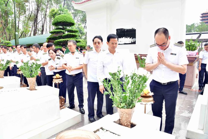 Phó Tổng Kiểm toán nhà nước Bùi Quốc Dũng và các đại biểu bày tỏ lòng thành kính trước sự hy sinh của các nữ chiến sỹ thanh niên xung phong.