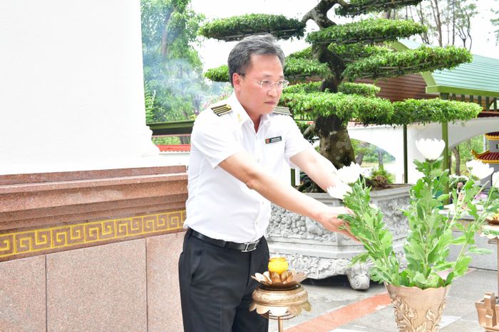 Trưa 24/7/1968, 10 nữ thanh niên xung phong thuộc Tiểu đội 4, Đại đội 552, Tổng đội 55, ra đường làm nhiệm vụ. Đến 16 giờ, trận bom thứ 15 trong ngày dội xuống Đồng Lộc, một quả nổ gần căn hầm chữ A, nơi 10 chị tránh bom. Hầm sập, tất cả 10 chị hy sinh. Người trẻ nhất mới 17 tuổi, ba chị lớn nhất cùng 24 tuổi. Hiện phần mộ của 10 cô gái thanh niên xung phong nằm trong quần thể Khu di tích quốc gia đặc biệt ngã ba Đồng Lộc. Trong ảnh, Tổng Kiểm toán nhà nước Nguyễn Hữu Nghĩa dâng hoa, thắp nén tâm nhang lên mộ phần các nữ thanh niên xung phong .