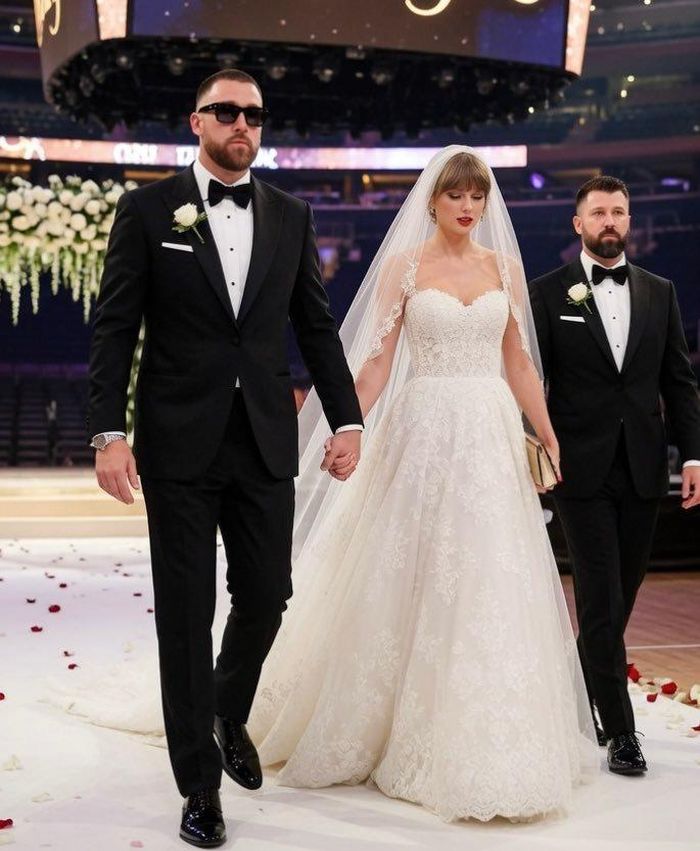 Dưới sự hỗ trợ của công nghệ, loạt khoảnh khắc Taylor Swift và Travis Kelce tay trong tay trên lễ đường rợp hoa hay không gian hôn lễ đều được tái hiện. Ảnh: X.