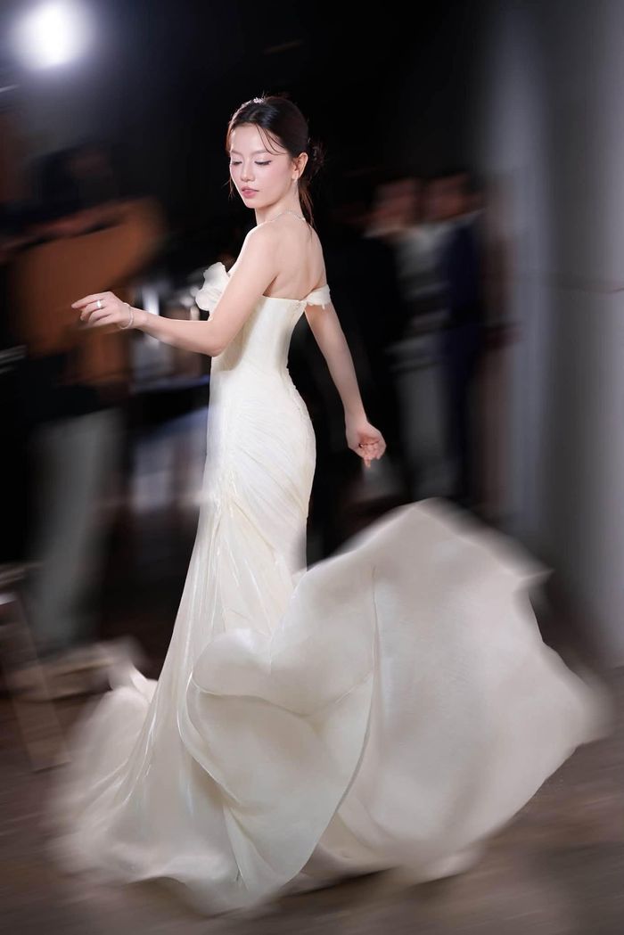 Mỹ nhân "Mưa Đỏ" khoe vai trần quyến rũ. (Ảnh: FBNV)
