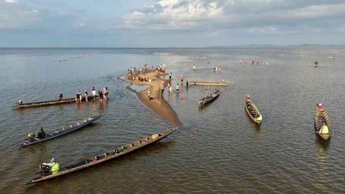 Dải cát chính có chiều dài gần 100 m. Gần đó còn xuất hiện thêm một dải cát khác dài khoảng 40 m, tạo nên cảnh quan khác biệt so với thường ngày. Ảnh: Khaosod