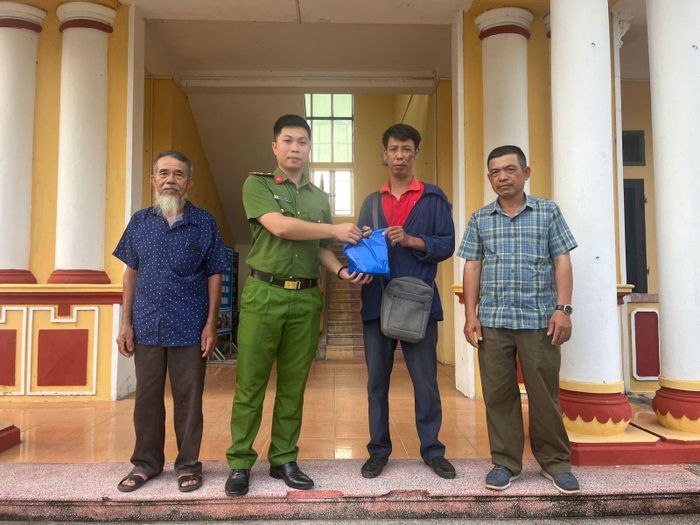 Công an xã Thụy Anh trao trả số tiền 375 triệu đồng tiền mặt cho người bị nạn. Ảnh: Công an tỉnh Hưng Yên.