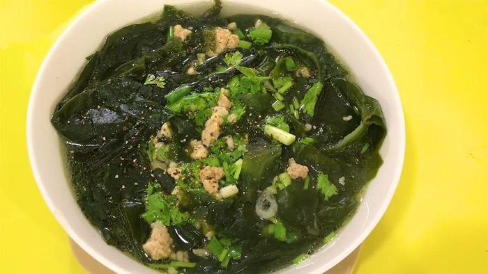 Canh rong biển nấu thịt. Ảnh minh họa.
