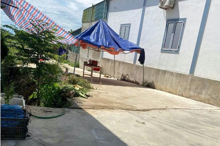 Công an bàn giao mẫu vật xương cho gia đình nạn nhân. Ảnh: Tiền phong. 