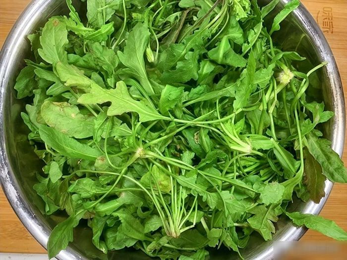 Rau tề thái có mùi thơm đặc trưng, thường được đánh giá ngon khi làm nhân sủi cảo, thậm chí được nhiều người nhận xét hấp dẫn hơn nhân rau hẹ hay bắp cải. Ảnh minh họa