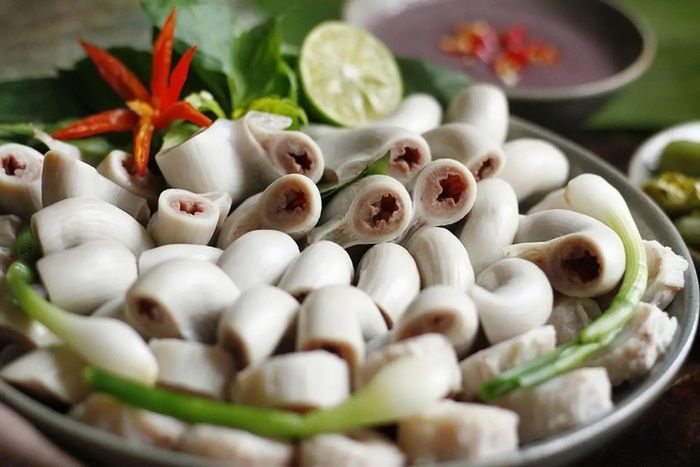 Lòng, ruột cần được làm sạch kỹ và nấu chín để tránh nguy cơ ngộ độc thực phẩm
