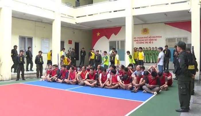 Các đối tượng liên quan được đưa về trụ sở công an để làm rõ