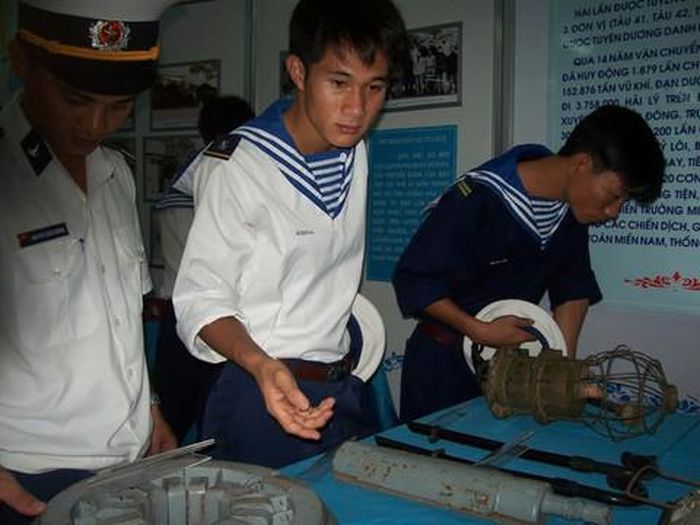 Chiến sĩ Lữ đoàn 171 xem các hiện vật chiến đấu truyền thống. Ảnh: MAI THẮNG
