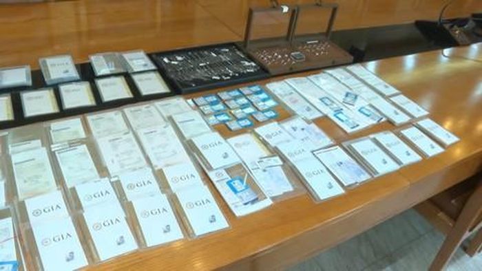 Tang vật vụ án đường dây buôn lậu hơn 28.000 viên kim cương do Công an tỉnh Thanh Hóa triệt phá đầu tháng 7/2026