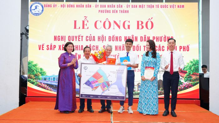 Đại diện Ban Chấp hành Đảng bộ phường công bố bản đồ khu phố mới của địa phương