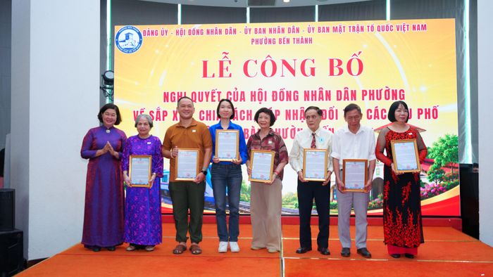 Đồng chí Hoàng Thị Tố Nga - Bí thư Đảng ủy phường Bến Thành trao quyết định các chức vụ khu phố mới sau khi sáp nhập