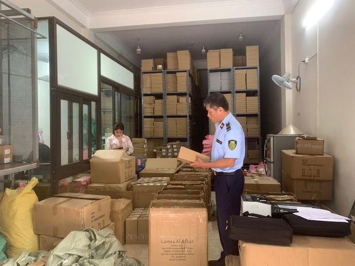 Cán bộ Hải quan kiểm tra tang vật Ảnh: VGP