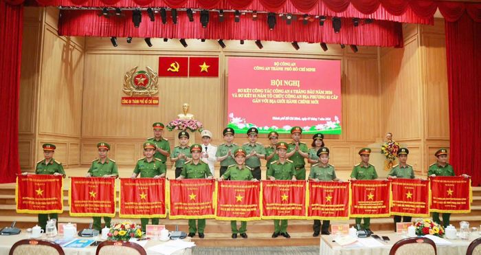 Ban Giám đốc Công an Thành phố chào Cờ thi đua cho các đơn vị xuất sắc