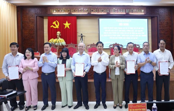  Thường trực Tỉnh ủy trao Quyết định thành lập 05 Tổ công tác. 