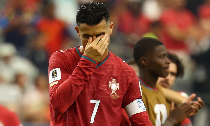 Nỗi buồn của CR7 sau trận thua Tây Ban Nha. (Ảnh: Reuters)