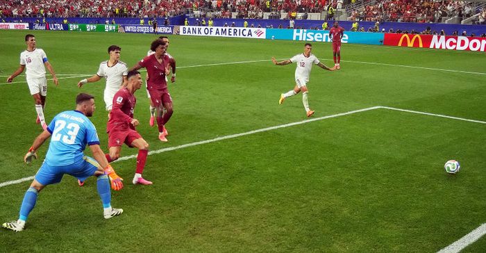 Khoảnh khắc Ronaldo bất lực nhìn theo quả bóng ở tình huống cuối cùng của trận đấu. (Ảnh: Reuters)