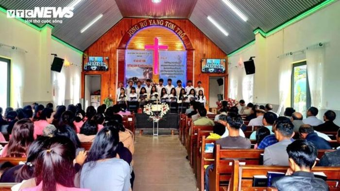 Không khí ấm áp tại nhà thờ B’NorC vào sáng Chủ nhật khi bà con đến đi lễ.