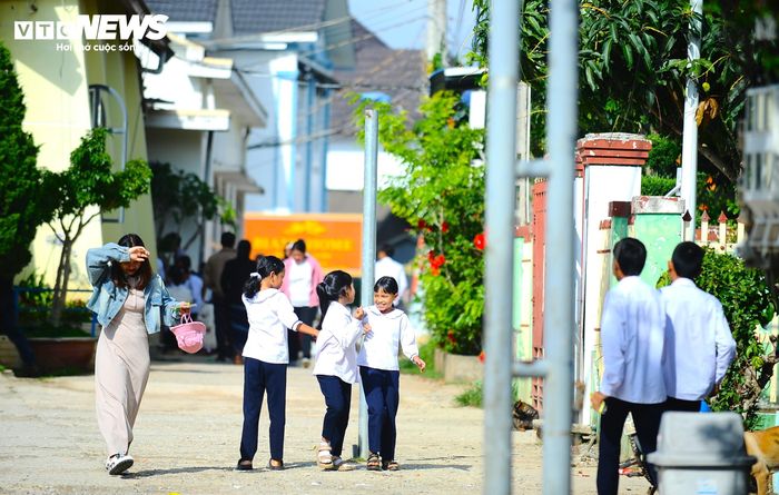 Những đứa trẻ vui vẻ theo mẹ đến nhà thờ.