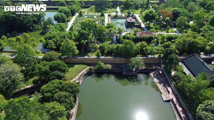 Lòng hồ, Tiểu Ngự Hà và các tuyến thủy đạo bị bồi lắng. Cảnh quan sân vườn thiếu đồng bộ, ảnh hưởng đến giá trị thẩm mỹ, môi trường sinh thái và công tác bảo tồn, phát huy giá trị di tích. Do đó, việc phục hồi, chỉnh trang cảnh quan là cần thiết.