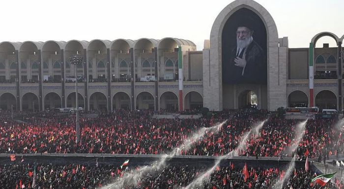 Hàng nghìn người đổ ra đường để tiễn biệt cố Lãnh tụ Tối cao Ali Khamenei lần cuối. (Ảnh: Getty)